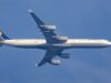 Airbus A340-600 de Lufthansa matrícula D-AIHW durante una aproximación a Washington-Dulles
