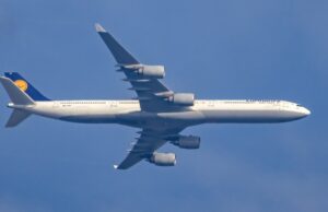 Airbus A340-600 de Lufthansa matrícula D-AIHW durante una aproximación a Washington-Dulles
