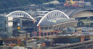 Vista aérea del Lumen Field de Seattle durante un partido nocturno de los Seahawks