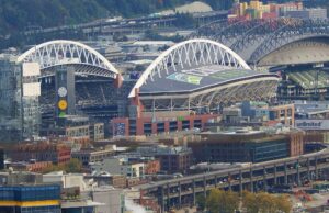 Vista aérea del Lumen Field de Seattle durante un partido nocturno de los Seahawks