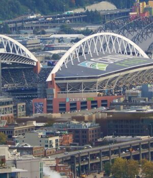 Vista aérea del Lumen Field de Seattle durante un partido nocturno de los Seahawks