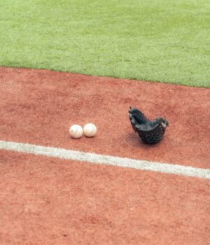 Béisbol profesional dominicano Guante y pelotas de béisbol sobre el terreno de juego