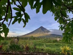 Volcán Mayon visto desde Santo Domingo, Albay, Filipinas; fotografía de archivo de diciembre de 2020.