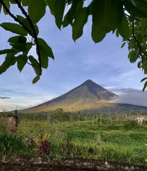 Volcán Mayon visto desde Santo Domingo, Albay, Filipinas; fotografía de archivo de diciembre de 2020.