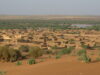 Vista de Ménaka, Malí, con viviendas de adobe y vegetación; fotografía de archivo de octubre de 2007.