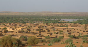 Vista de Ménaka, Malí, con viviendas de adobe y vegetación; fotografía de archivo de octubre de 2007.