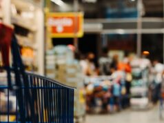 Carrito de compras y estantes de alimentos, imagen ilustrativa sobre el futuro Mercado Municipal de Verón–Punta Cana