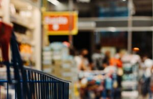 Carrito de compras y estantes de alimentos, imagen ilustrativa sobre el futuro Mercado Municipal de Verón–Punta Cana