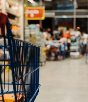 Carrito de compras y estantes de alimentos, imagen ilustrativa sobre el futuro Mercado Municipal de Verón–Punta Cana