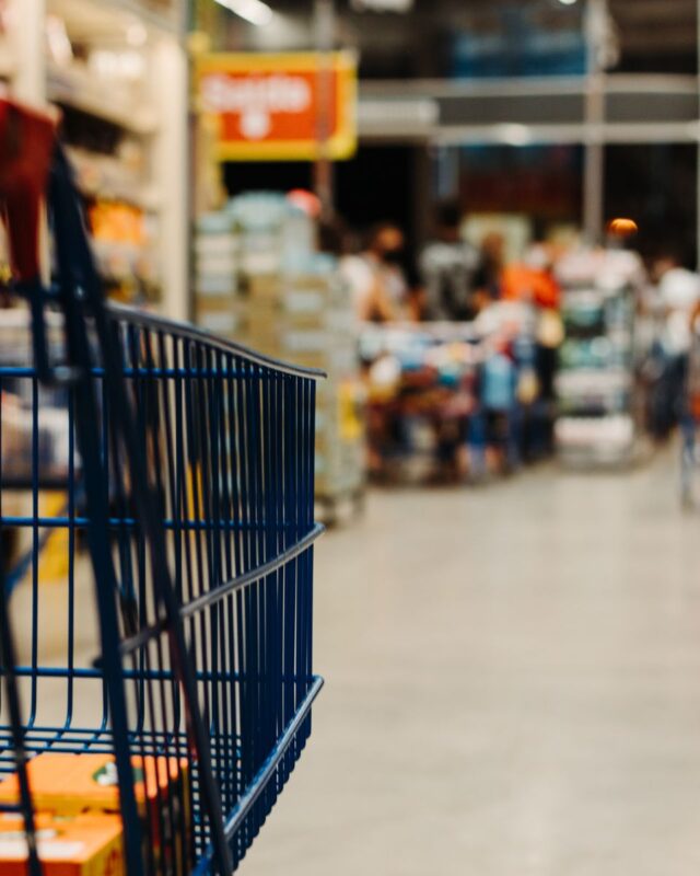 Carrito de compras y estantes de alimentos, imagen ilustrativa sobre el futuro Mercado Municipal de Verón–Punta Cana