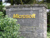 Letrero de Microsoft en una entrada de su campus de Redmond, fotografía de archivo de 2005.