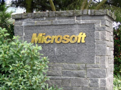 Letrero de Microsoft en una entrada de su campus de Redmond, fotografía de archivo de 2005.