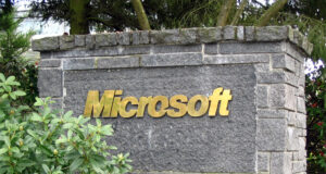 Letrero de Microsoft en una entrada de su campus de Redmond, fotografía de archivo de 2005.