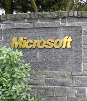 Letrero de Microsoft en una entrada de su campus de Redmond, fotografía de archivo de 2005.