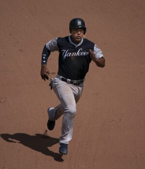 Miguel Andújar corriendo las bases con los Yankees en Baltimore; foto de archivo del 25 de agosto de 2018.