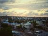 Vista de los edificios de Mogadiscio al atardecer, fotografiada por Mohamed Bashir Osman en julio de 2017.