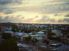 Vista de los edificios de Mogadiscio al atardecer, fotografiada por Mohamed Bashir Osman en julio de 2017.