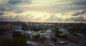Vista de los edificios de Mogadiscio al atardecer, fotografiada por Mohamed Bashir Osman en julio de 2017.