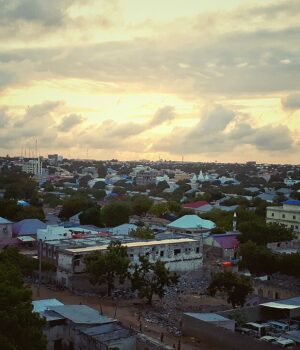 Vista de los edificios de Mogadiscio al atardecer, fotografiada por Mohamed Bashir Osman en julio de 2017.