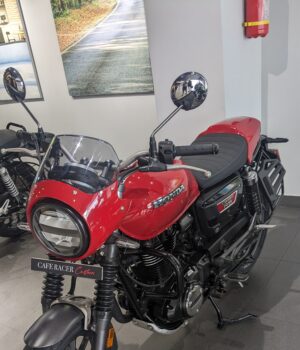 Motocicleta estacionada; fotografía ilustrativa de archivo de 2023.