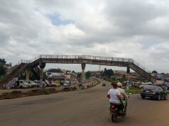 Motociclista argentino muere tras accidente en Verón Motociclista circulando por una carretera, imagen ilustrativa que no corresponde al accidente de Verón