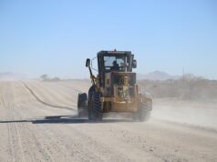 Higüey acondiciona caminos rurales de Naranjo de China Motoniveladora trabajando en un camino de grava en Namibia; imagen ilustrativa de archivo, 2024.