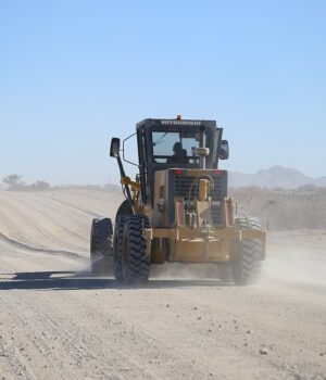 Motoniveladora trabajando en un camino de grava en Namibia; imagen ilustrativa de archivo, 2024.