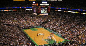 Partido de baloncesto de la NBA visto desde las gradas, imagen de archivo