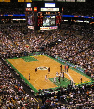 Partido de baloncesto de la NBA visto desde las gradas, imagen de archivo