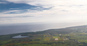 Vista aérea de campos, lagunas y costa en Las Lagunas de Nisibón, La Altagracia