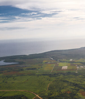 Vista aérea de campos, lagunas y costa en Las Lagunas de Nisibón, La Altagracia
