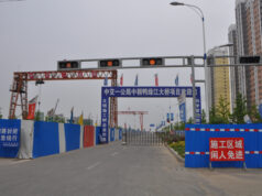 Entrada china del nuevo puente sobre el río Yalu entre China y Corea del Norte
