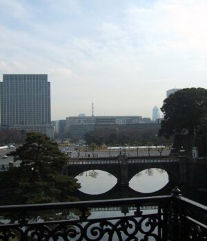 Puente Seimon Ishibashi y foso del Palacio Imperial de Tokio, vistos desde Nijubashi en 2005.