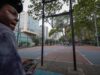 Personas y canchas rodeadas de árboles en el parque McLaughlin de Brooklyn; imagen de archivo de 2023 alusiva a espacios recreativos.