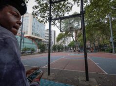 Personas y canchas rodeadas de árboles en el parque McLaughlin de Brooklyn; imagen de archivo de 2023 alusiva a espacios recreativos.