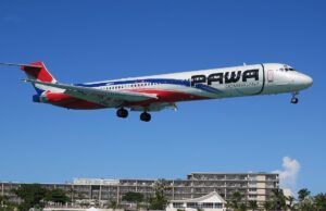 Volaville cambia de rumbo: un avión será restaurante-bar en Miches Avión MD-80 de PAWA Dominicana durante una aproximación, fotografía de archivo de 2015