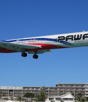 Avión MD-80 de PAWA Dominicana durante una aproximación, fotografía de archivo de 2015