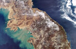 Corea del Norte lanza misiles; uno supera 900 kilómetros Imagen satelital de archivo de la península de Corea, con Corea del Norte y Corea del Sur