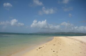 Playa de Tobago usada como imagen ilustrativa del debate sobre desarrollo turístico y protección costera