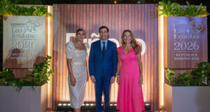 Isabel Piñero, Roberto Ángel Salcedo y Encarna Piñero durante los premios Los + Ecoístas 2026 en República Dominicana