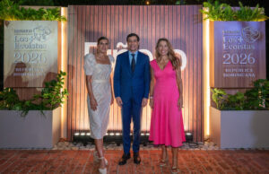 Isabel Piñero, Roberto Ángel Salcedo y Encarna Piñero durante los premios Los + Ecoístas 2026 en República Dominicana