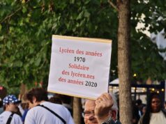 Estudiantes y manifestantes marchan durante la protesta educativa del 6 de octubre de 2026 en París, Francia