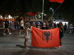 Protestas estudiantiles desatan disturbios en Tirana Manifestantes del movimiento de los Flamencos marchan de noche en Tirana en una imagen de archivo de junio de 2026