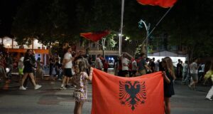 Manifestantes del movimiento de los Flamencos marchan de noche en Tirana en una imagen de archivo de junio de 2026