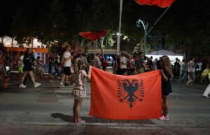 Protestas estudiantiles desatan disturbios en Tirana Manifestantes del movimiento de los Flamencos marchan de noche en Tirana en una imagen de archivo de junio de 2026