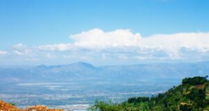 Vista panorámica de Puerto Príncipe desde las montañas, fotografía de archivo de 2016.