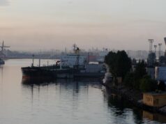 Vista del puerto de San Petersburgo en agosto de 2003, fotografía de archivo de Stan Shebs.