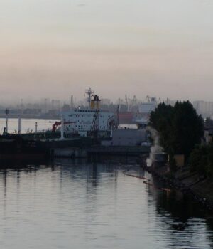 Vista del puerto de San Petersburgo en agosto de 2003, fotografía de archivo de Stan Shebs.