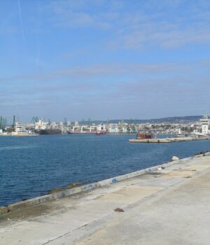 Buques en el puerto de Varna, Bulgaria, en una imagen de archivo; no corresponde a los ataques del 13 de octubre de 2026