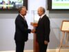 Vladímir Putin y Steve Witkoff se saludan durante un encuentro del 11 de abril de 2025; fotografía de archivo.